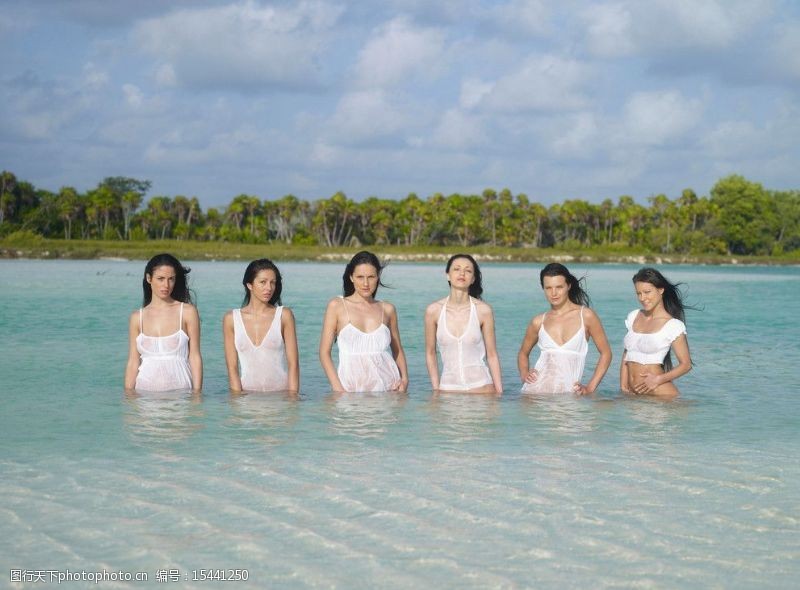高清性感美女海边游泳并排五个女人高清大图图片