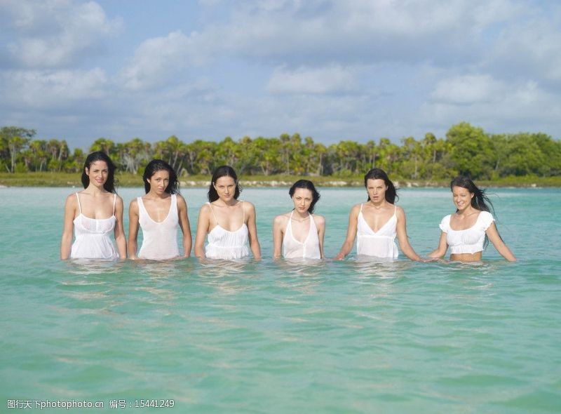 高清性感美女海边游泳水中五个女人高清大图图片