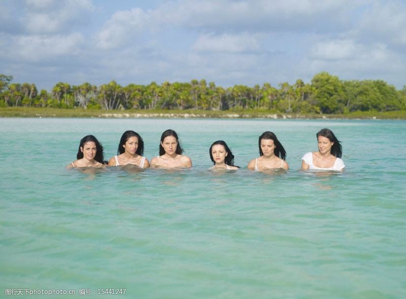 高清性感美女海边游泳只露头五个女人高清大图图片