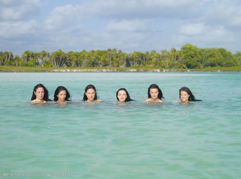 高清性感美女海边游泳只露头五女人高清大图图片
