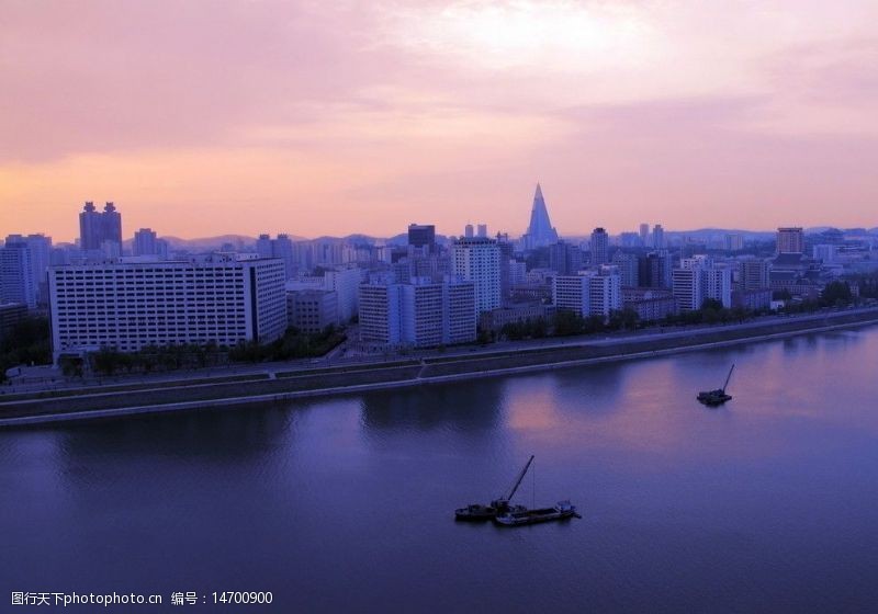 船只朝鲜平壤晚霞映照下的城市美景图片