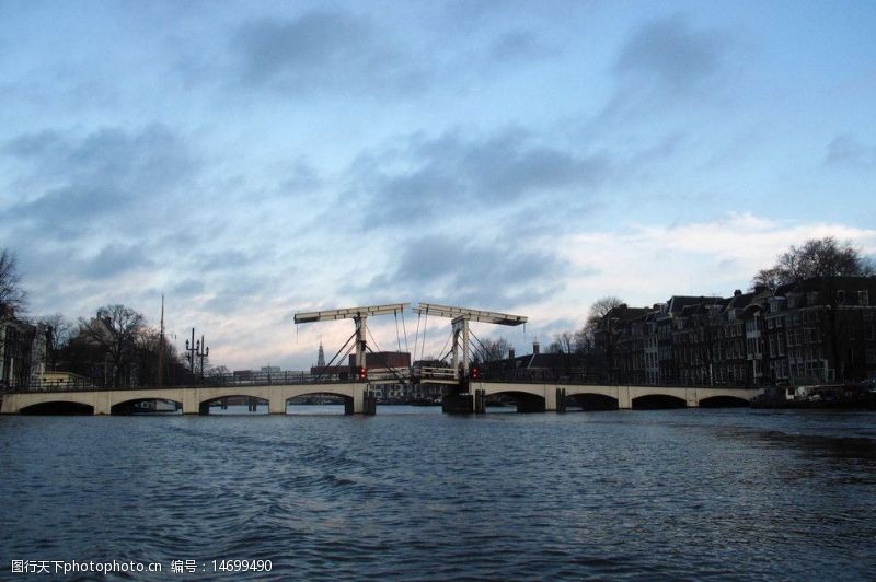 宽阔荷兰阿姆斯特丹大运河吊桥图片