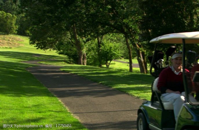 高尔夫车高清开车去高尔夫球场图片