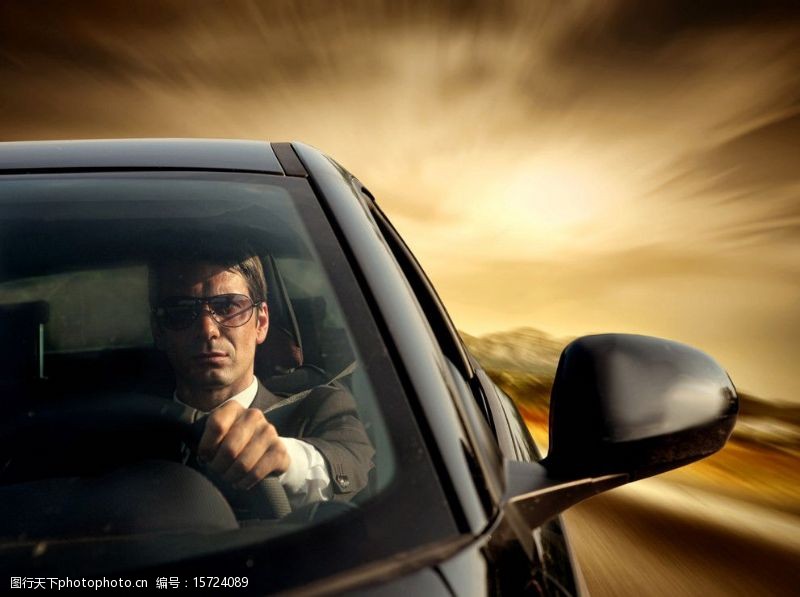 驾驶室开车的男人图片