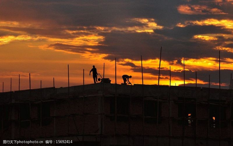 建筑剪影夕阳下的工人图片