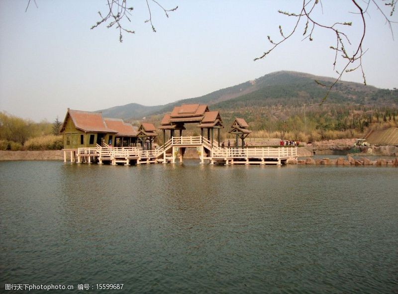 欢乐谷远景春天的沂水风景区欢乐谷水中的建筑图片