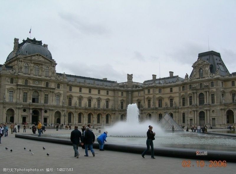 水柱巴黎卢浮宫广场图片