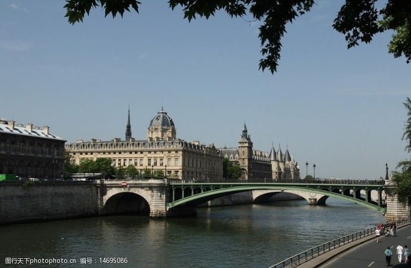 宽阔巴黎塞纳河及岸景图片