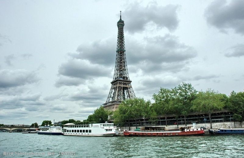 宽阔巴黎塞纳河畔埃菲尔铁塔图片