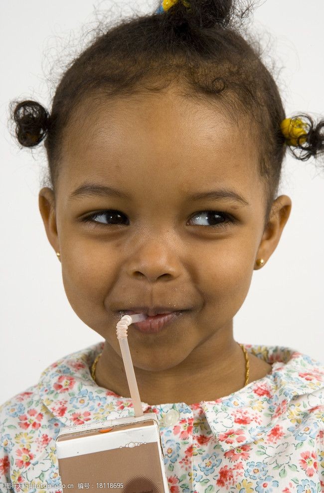 辫子女孩喝牛奶的小女孩图片