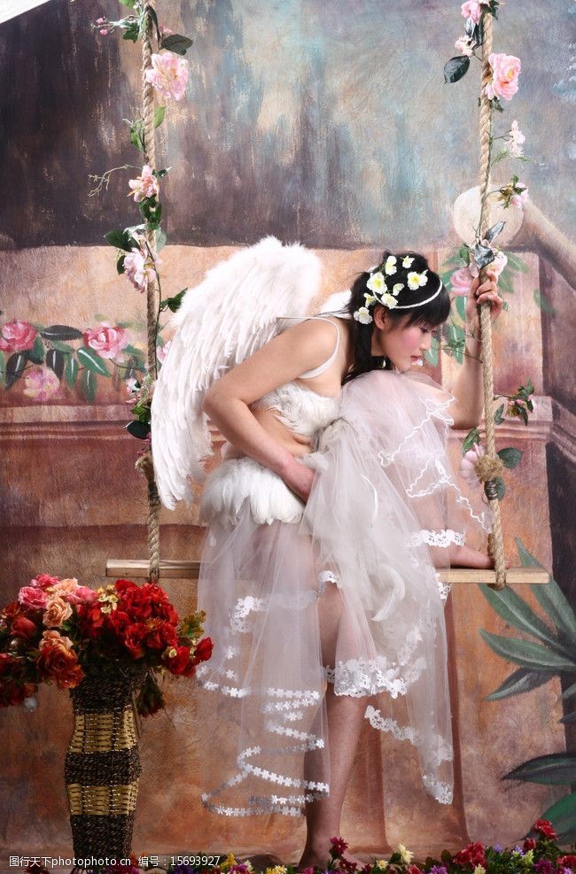 秋千婚纱摄影样片美丽新娘图片