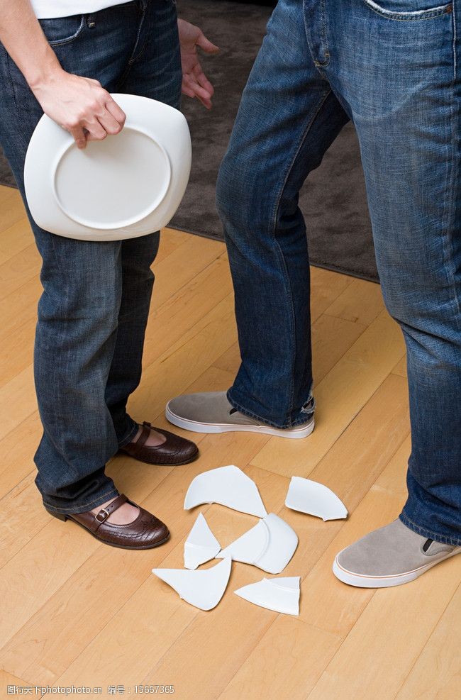 吵架的小夫妻家庭纠纷特写摔碎的盘子图片