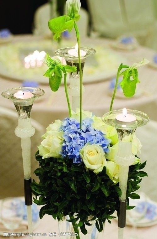 烛台婚礼场景与花饰图片