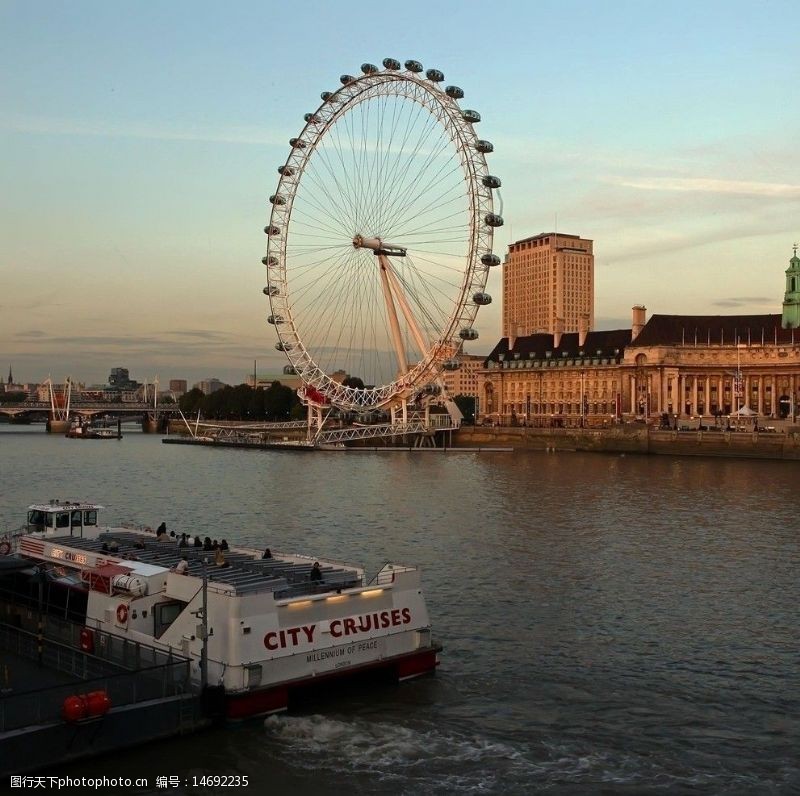 宽阔伦敦泰晤士河黄昏两岸风光图片