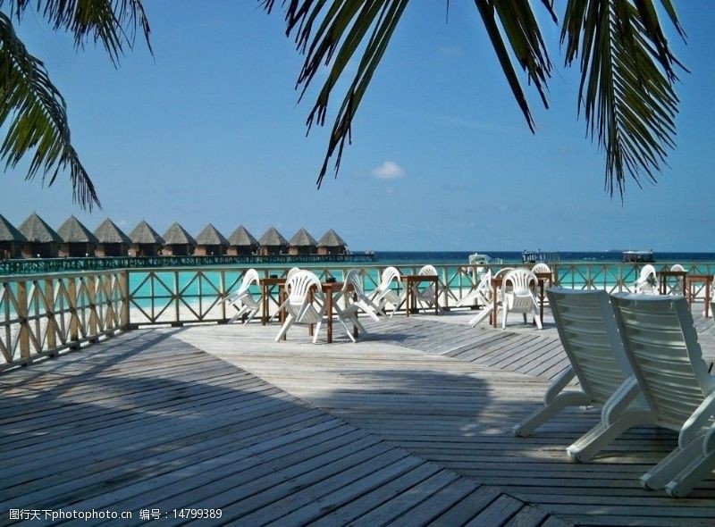 马尔代夫沙滩远处的水上屋图片