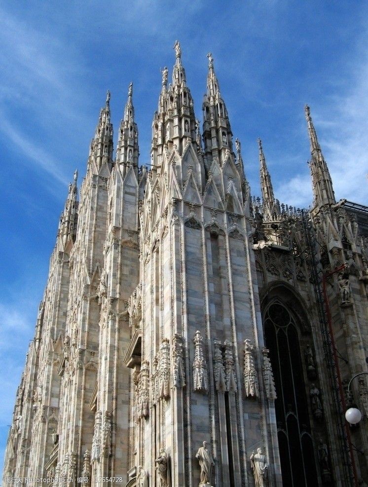 面条人物意大利米兰杜莫大教堂正侧面图片