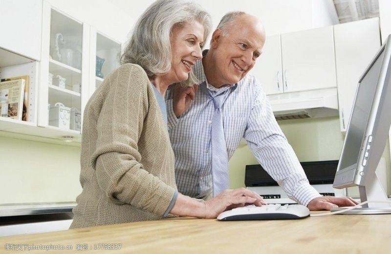 一起看电影一起看电脑的老年夫妻图片