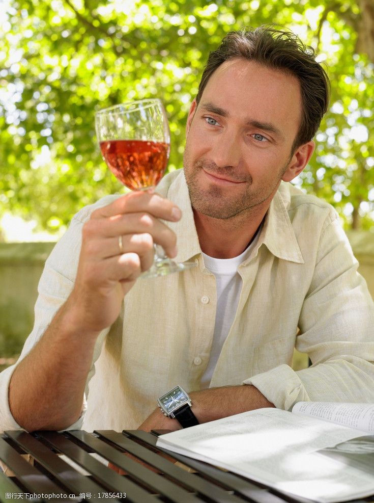 悠闲喝红酒的男人图片