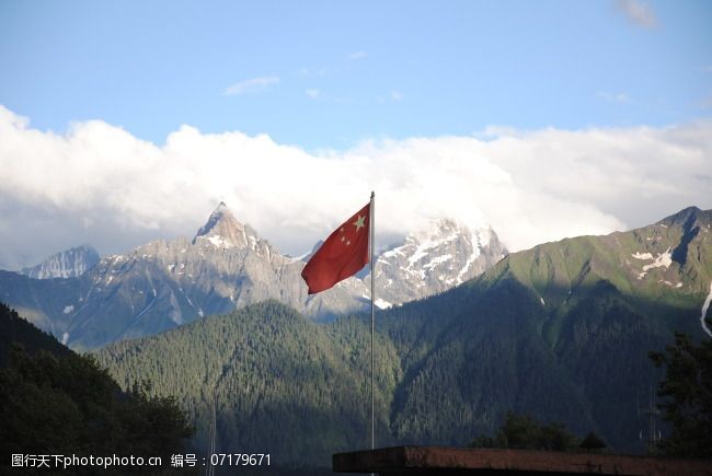 西藏风景免费下载西藏雪山红旗