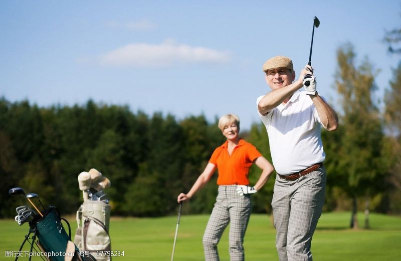 高尔夫人物打高尔夫的老年夫妇图片
