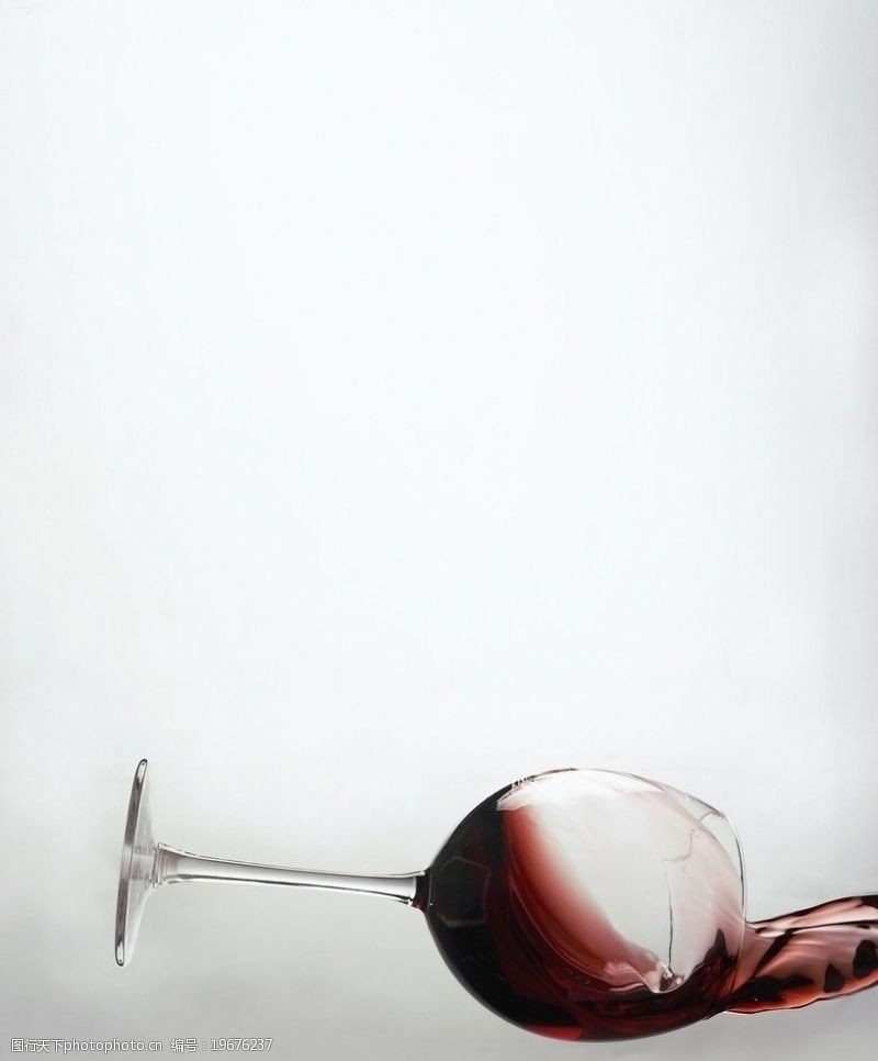 流动的酒倒下的酒杯流出的红酒图片