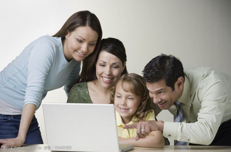 快乐的生活看电脑快乐的一家人图片