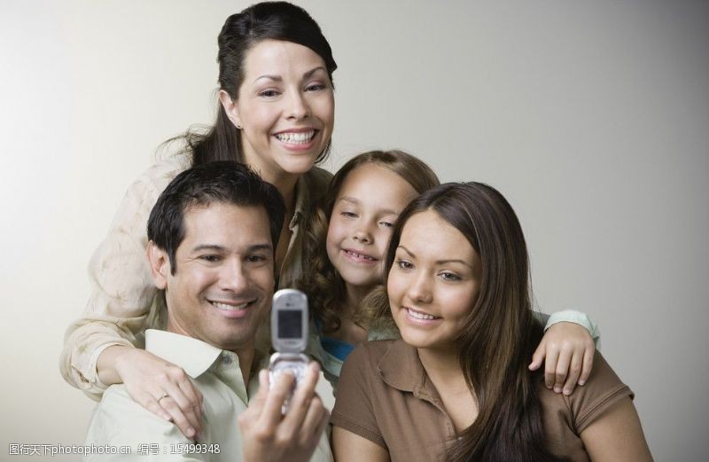 快乐的生活手机自拍的一家人图片