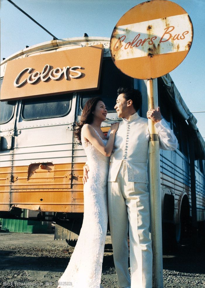 公共汽车婚纱摄影样片婚纱情侣图片
