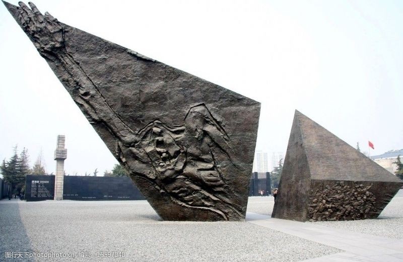 雄伟大屠杀纪念馆广场雕塑图片