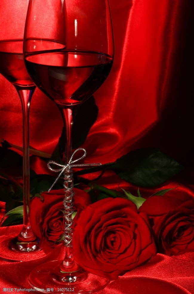 绸缎红酒和玫瑰图片