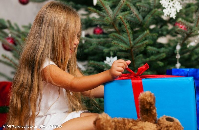 圣诞女孩正在打开礼盒的小女孩图片