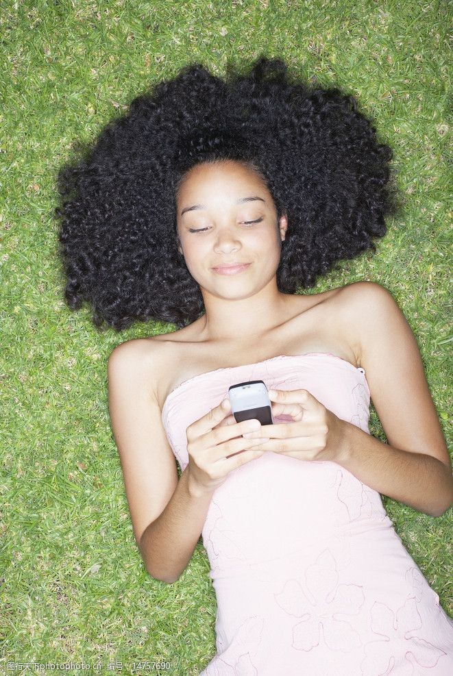 短发躺在草地上发短信的少女图片