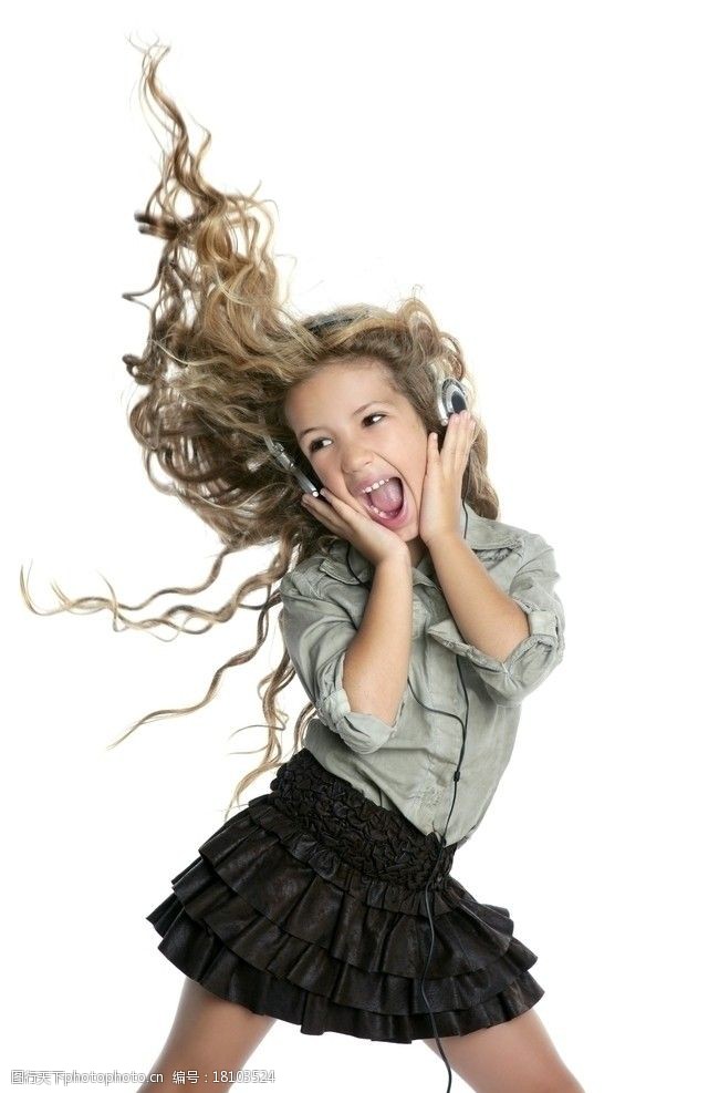 头发飘逸的跳舞听音乐的小女孩图片