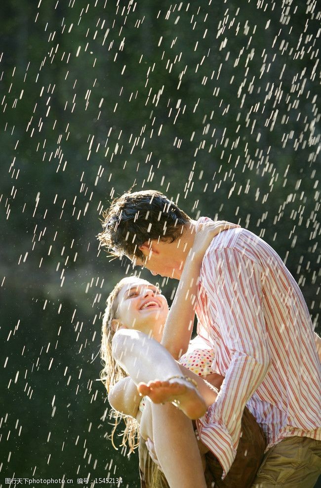 高清性感美女雨中的情侣图片