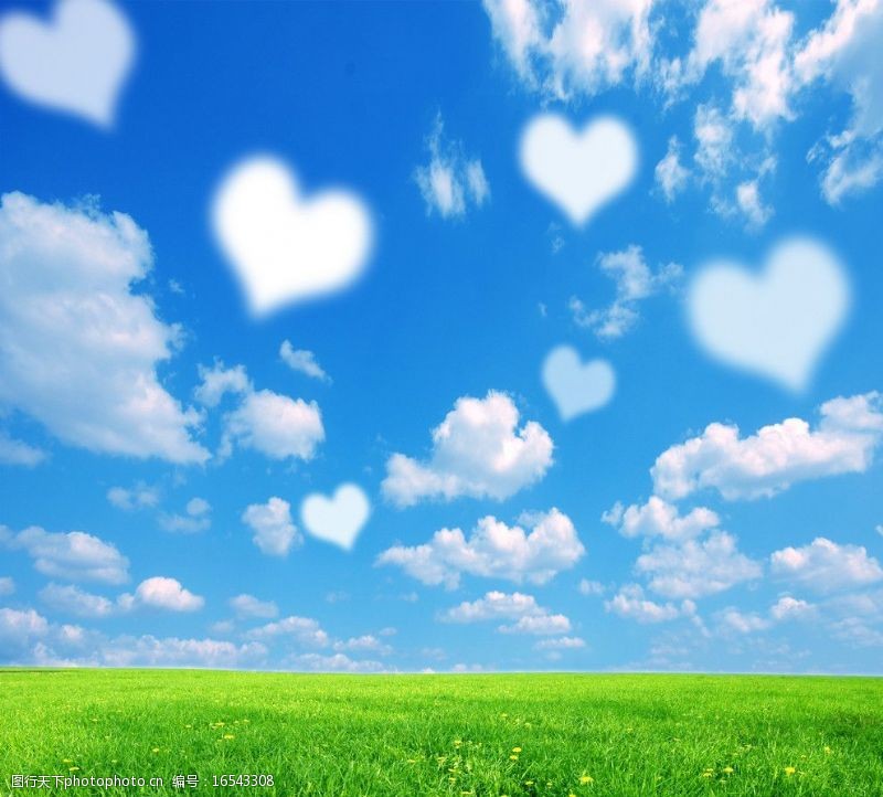 绿色原野天空蓝天白云形成的爱心图片