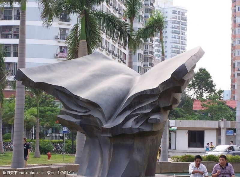 雕塑喷泉书雕塑像翅膀图片