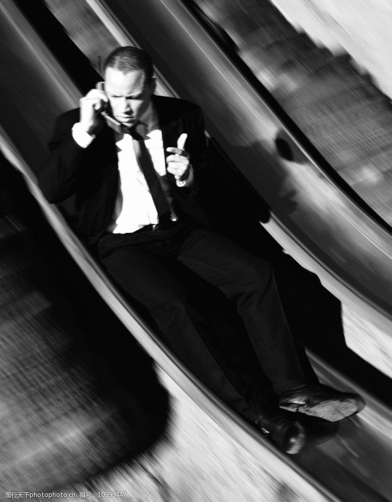 滑梯上打电话的男人图片