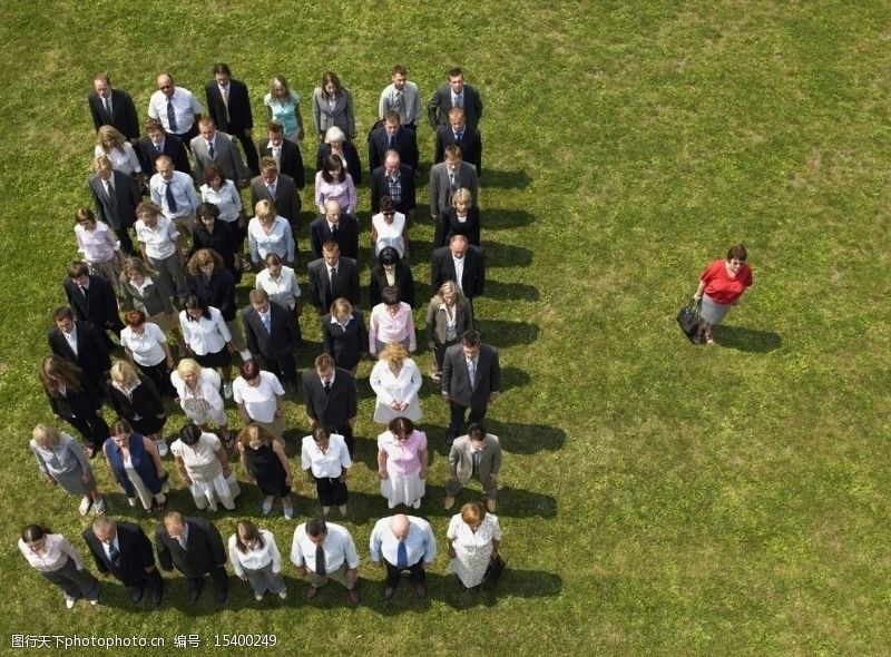 人物造型草地上集合成方阵的商务团队图片
