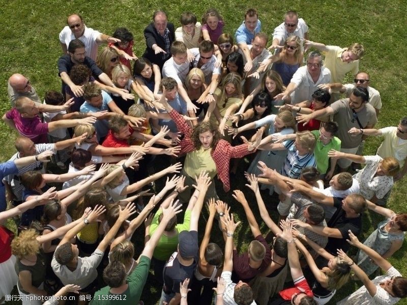 人物造型草地上围成圈争着去握手的人群图片