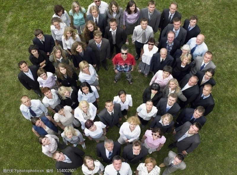 圆领草地上站成圆形圆点的商务团队图片