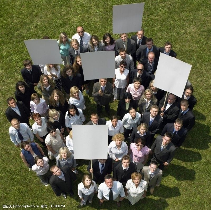 圆领举着空白广告牌的圆形商务团队图片