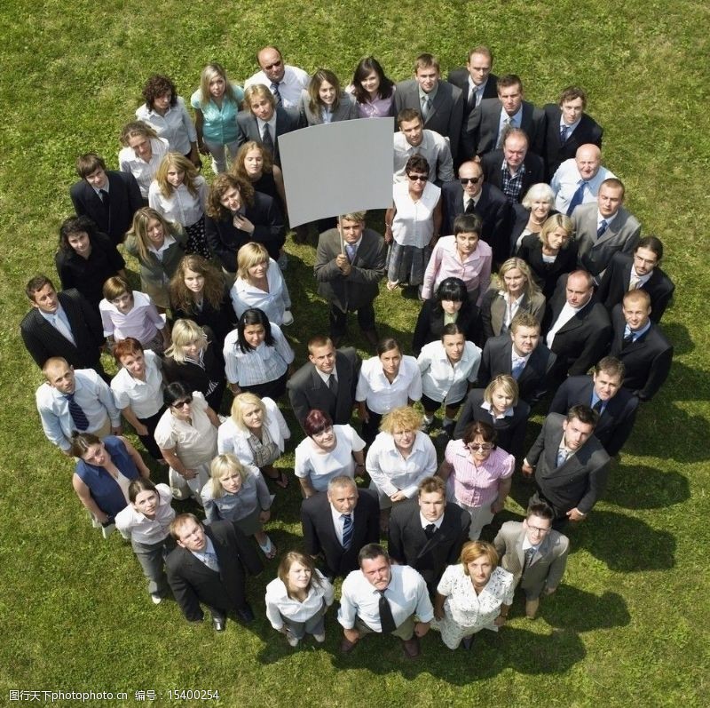 圆领举着空白广告牌的圆形商务团队图片
