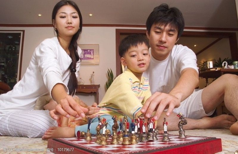 下棋人快乐家庭图片