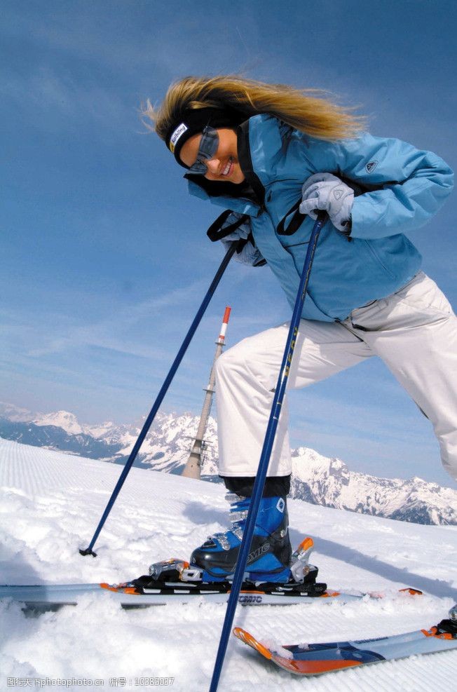 假日休闲女性滑雪图片