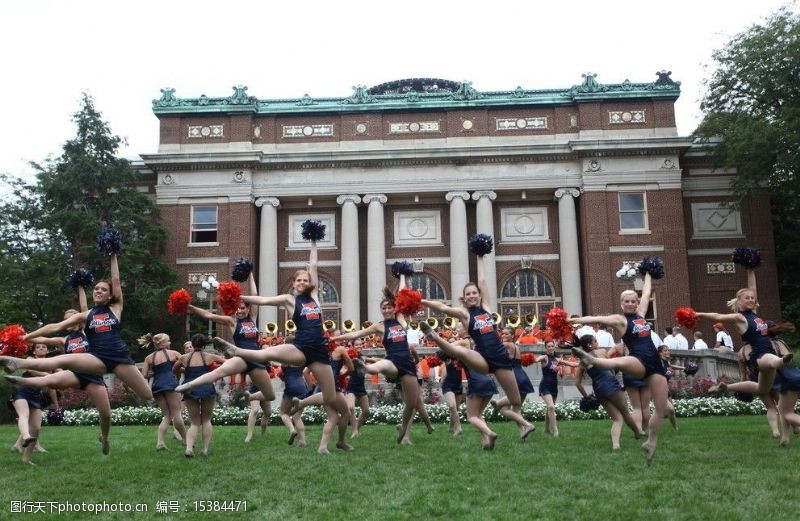 啦啦队女生在草坪上激情跳舞图片