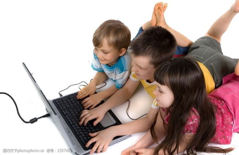 电脑游戏一起玩电脑的孩子们图片
