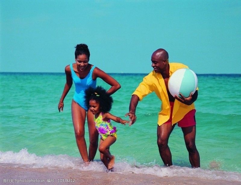 幸福生活海边的家人图片