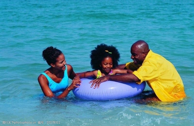 幸福生活游泳的家人图片