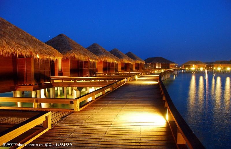 马尔代夫旅游马尔代夫水上屋夜景图片