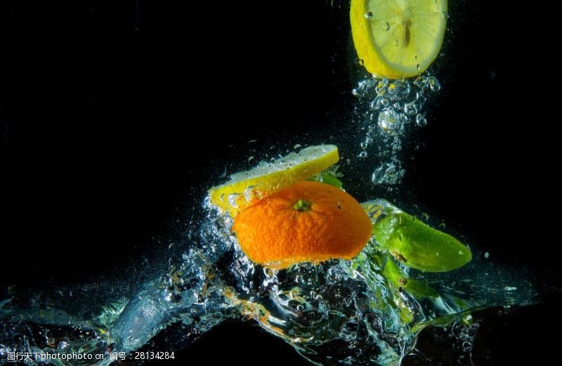 柠檬广告动感飞溅水花水滴中的水果